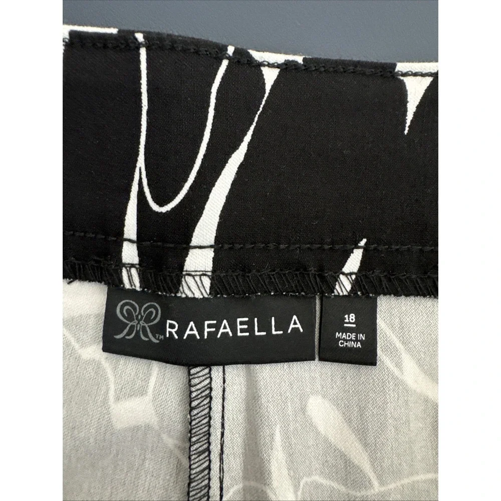 Rafaella Women's Plus 18 Stretch Pull On‎ Shorts B&W Leaf Print NWT